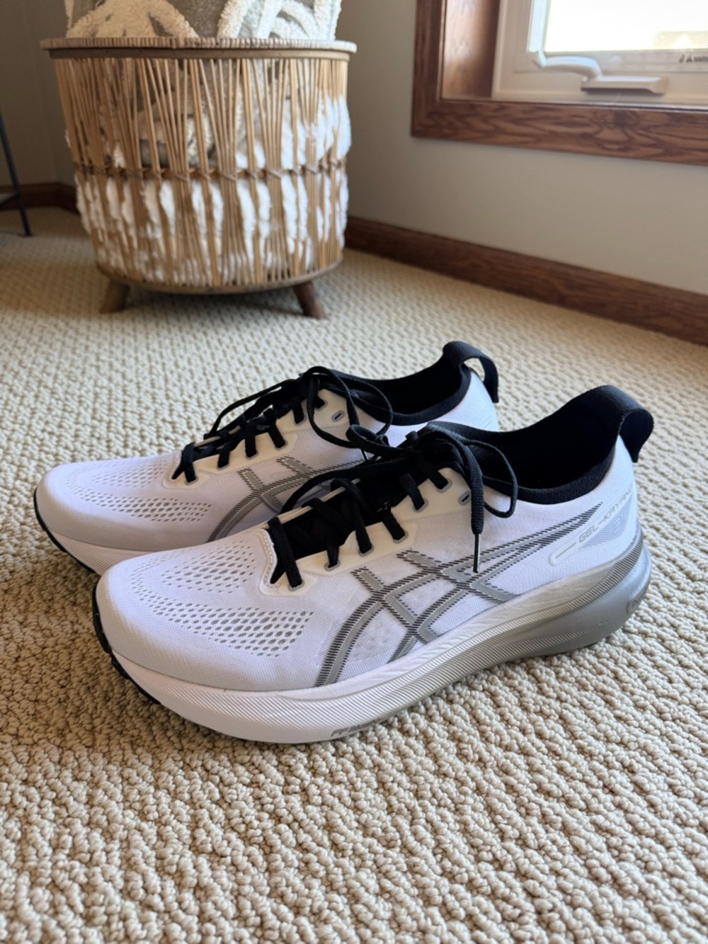 ASICS White & Black GEL-Kayano Running Shoes - mens size 12 - Picture 2 of 6
